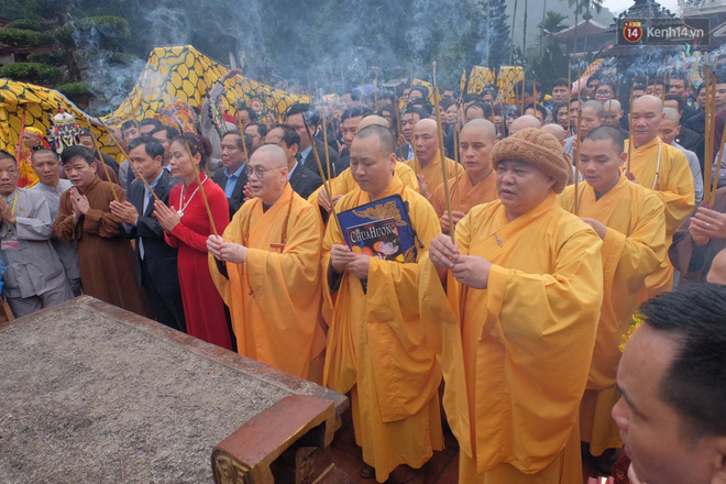 Người dân chen chân hứng nước thánh ở động Hương Tích trong ngày khai hội chùa Hương Người dân chen chân hứng nước thánh ở động Hương Tích trong ngày khai hội chùa Hương